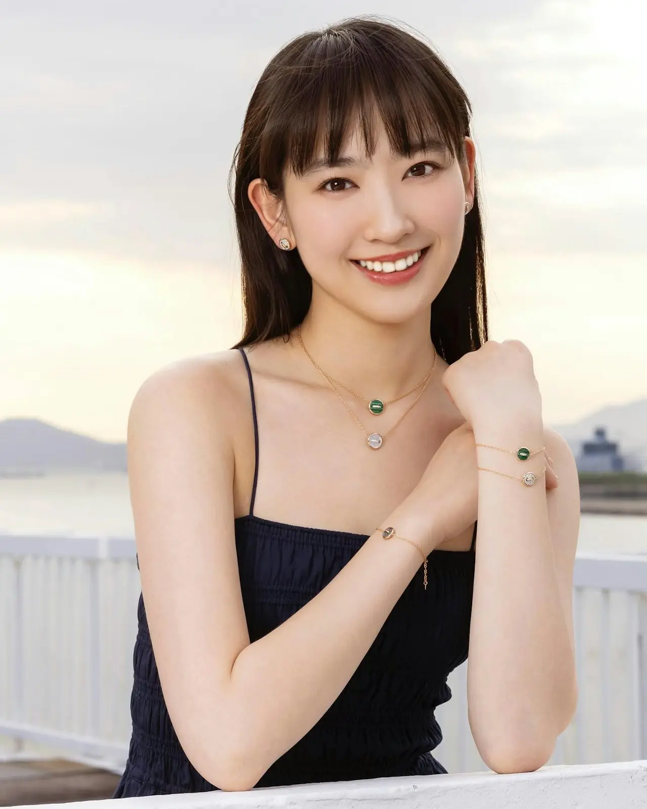 早在2015年，17歲的她便簽約杜琪峯旗下公司入行，出道作便與劉德華合作電影《熱血合唱團》，其後陸續參演《繩角》《冰上火花》《三命》等ViuTV劇集，更與Dear Jane、呂爵安、盧瀚霆等合作拍攝MV。(圖：kaening@IG)