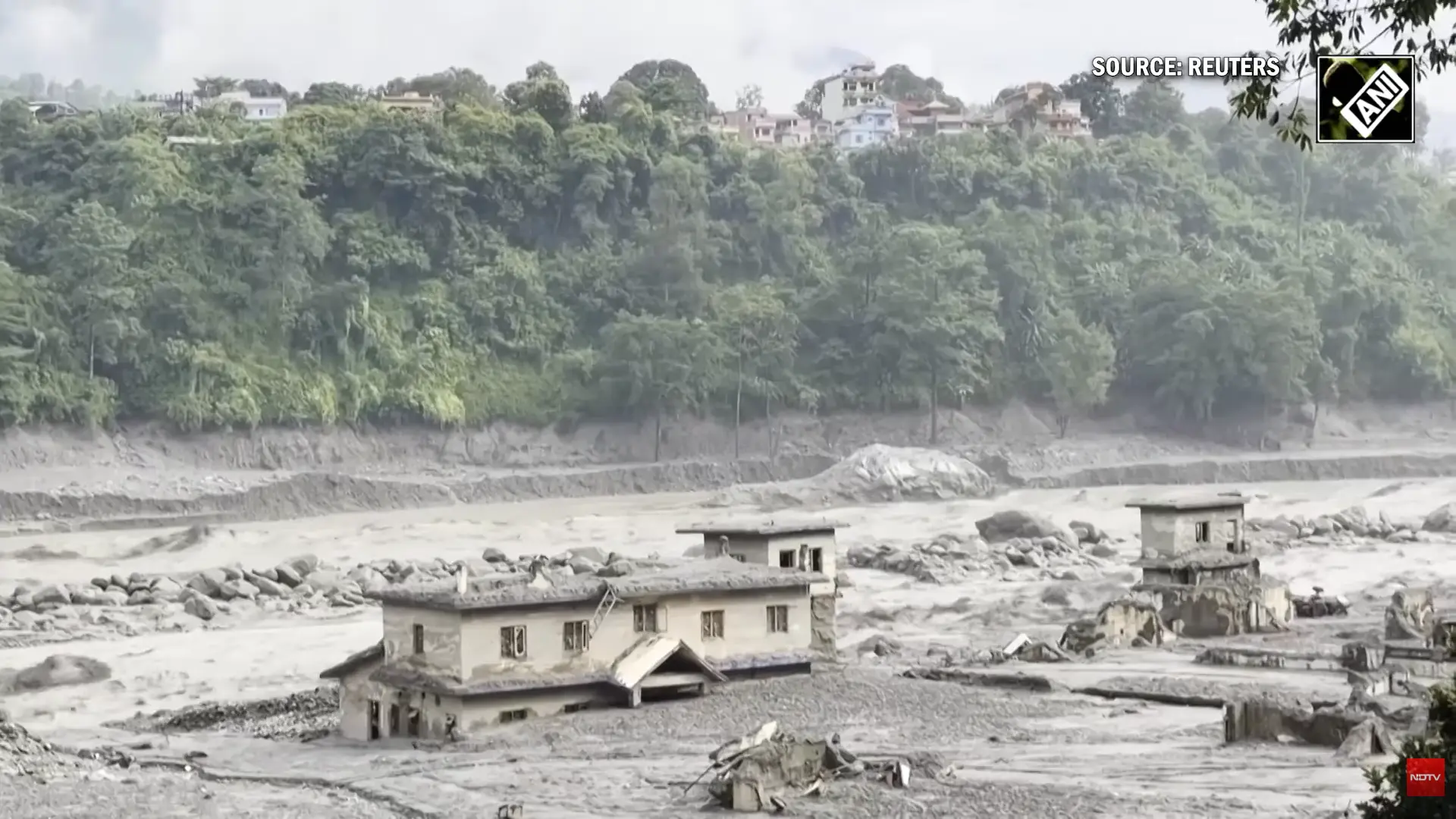 喜馬拉雅冰川崩塌引發毀滅性山洪，重創中尼邊境，尼泊爾12座水電廠遭土石流吞噬，900名工人失聯，500人深埋地底，官方全力搶險，聯合國警示當地爆發嚴重人道危機。（來源：NDTV@YouTube）