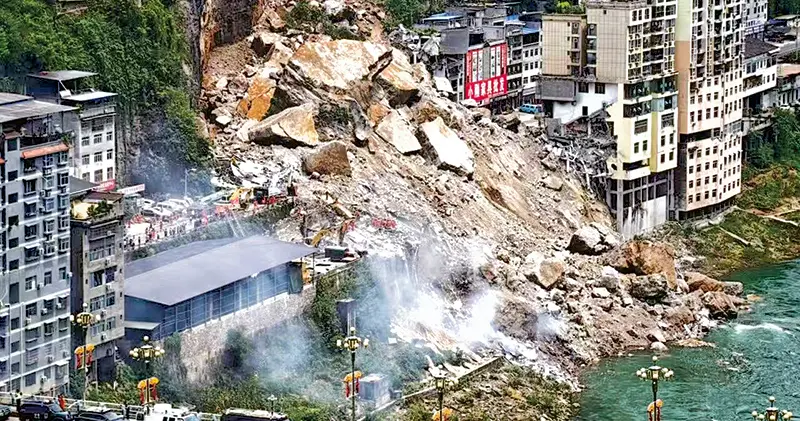 重慶市彭水縣烏江三橋附近17日上午9時8分發生山體崩塌，多棟民房、多名民衆及路過車輛被埋，已造成8人死亡、10人受傷、34人失聯。（央廣網）