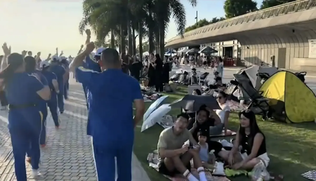 這支「暴走團」的香港之行，在網絡上掀起熱議，內地網民的評論幾乎呈現一邊倒的批評態度。有網民直言「丟人丟到香港去了」，認為「放着大喇叭跳操，擾民製造噪音，心態實在令人費解」。(圖：視頻截圖)