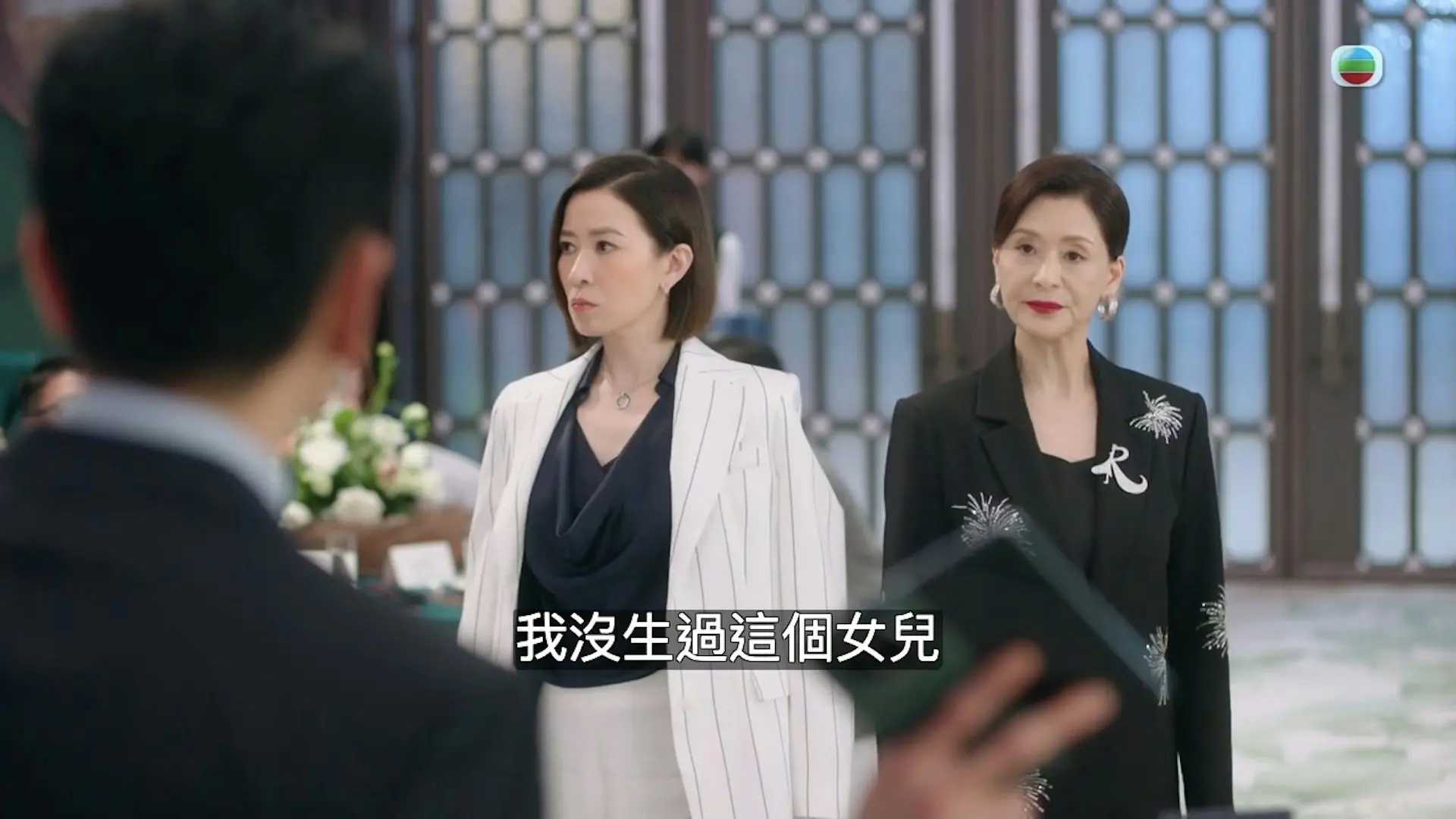 此外，夏文汐飾演的Madam Yuen登場後，也為劇情帶來不少高潮。她與Man姐的「母女對決」充滿看點，席間Kingston趁火打劫，揭出二人是養母養女關係，引發軒然大波。(圖：視頻截圖)