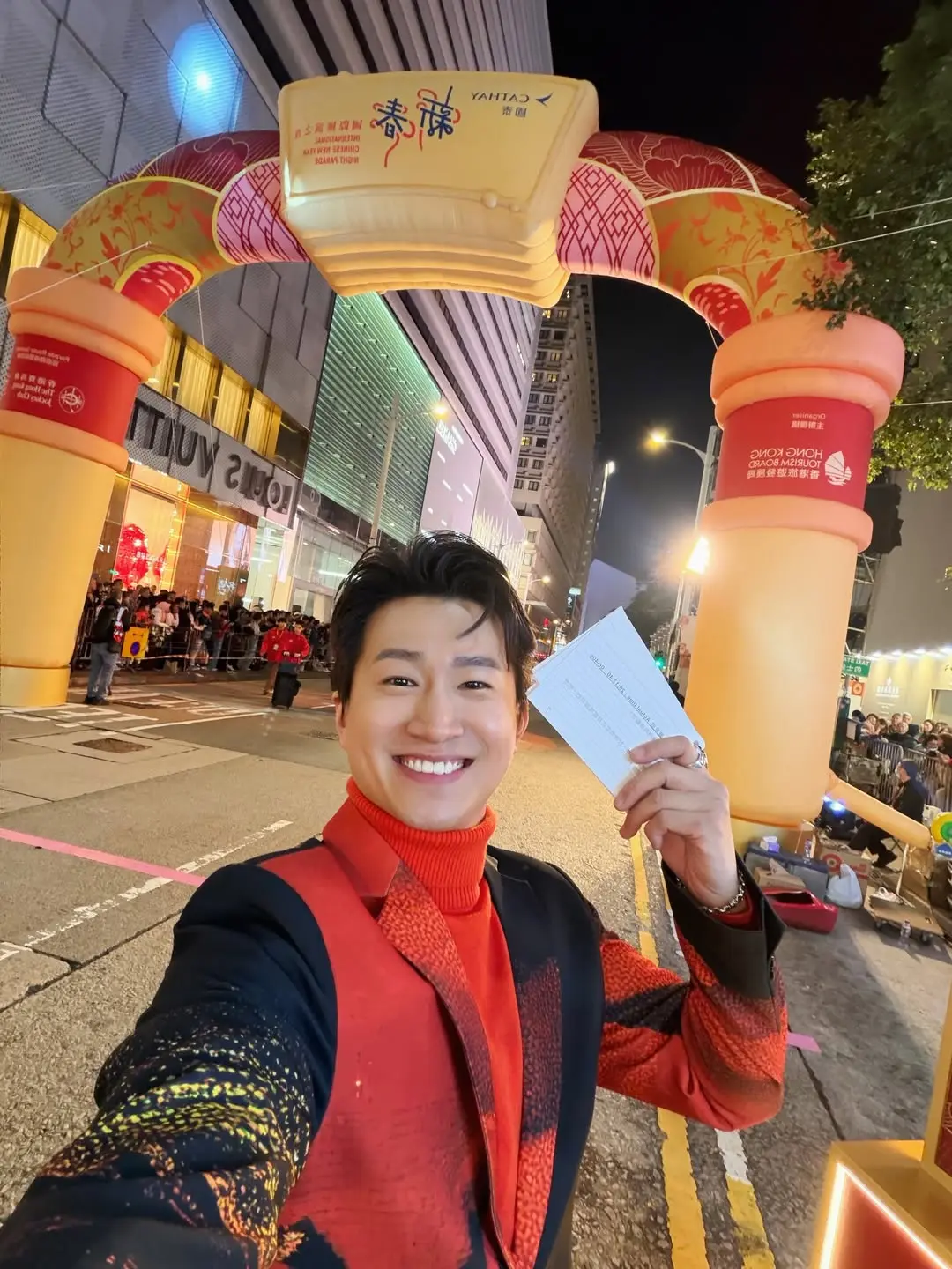 《2026 國泰新春國際匯演之夜》花車巡遊於 2 月 17 日晚正式舉行，曾展望與葉蒨文受訪時表示，能夠擔任大會司儀感到興奮，感謝大會的信任，亦有信心帶動現場氣氛。(圖：randalgmm@IG)
