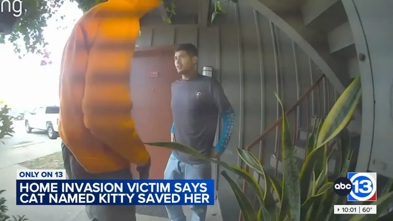 兩名男子強行闖入家中時，佩納（Monsi Pena）嚇得魂飛魄散，立刻躲進臥室試圖自保，並緊緊鎖上房門。（視頻截圖來源： ABC13 Houston@YouTube）