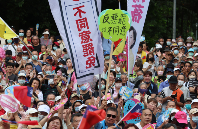 大罷免激起在野藍白合作，全力反罷免。（中時）