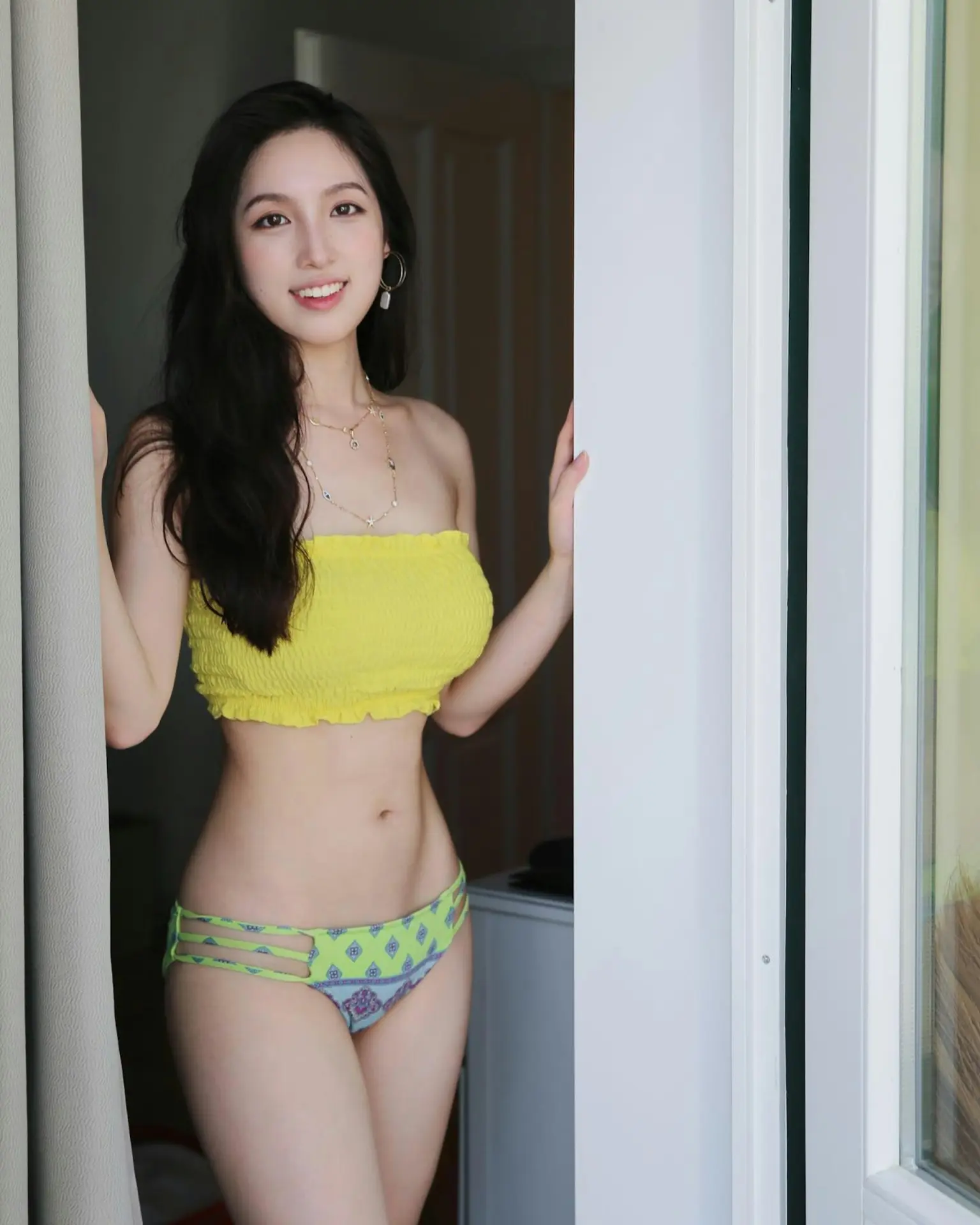 資料顯示，海兒3歲起接受音樂訓練，13歲便以優異成績考獲皇家音樂學院八級鋼琴與聲樂資歷，14歲更奪得第11屆香港（亞太區）鋼琴大賽冠軍，音樂才華備受肯定。(圖片：hedy_hoiyi@IG)