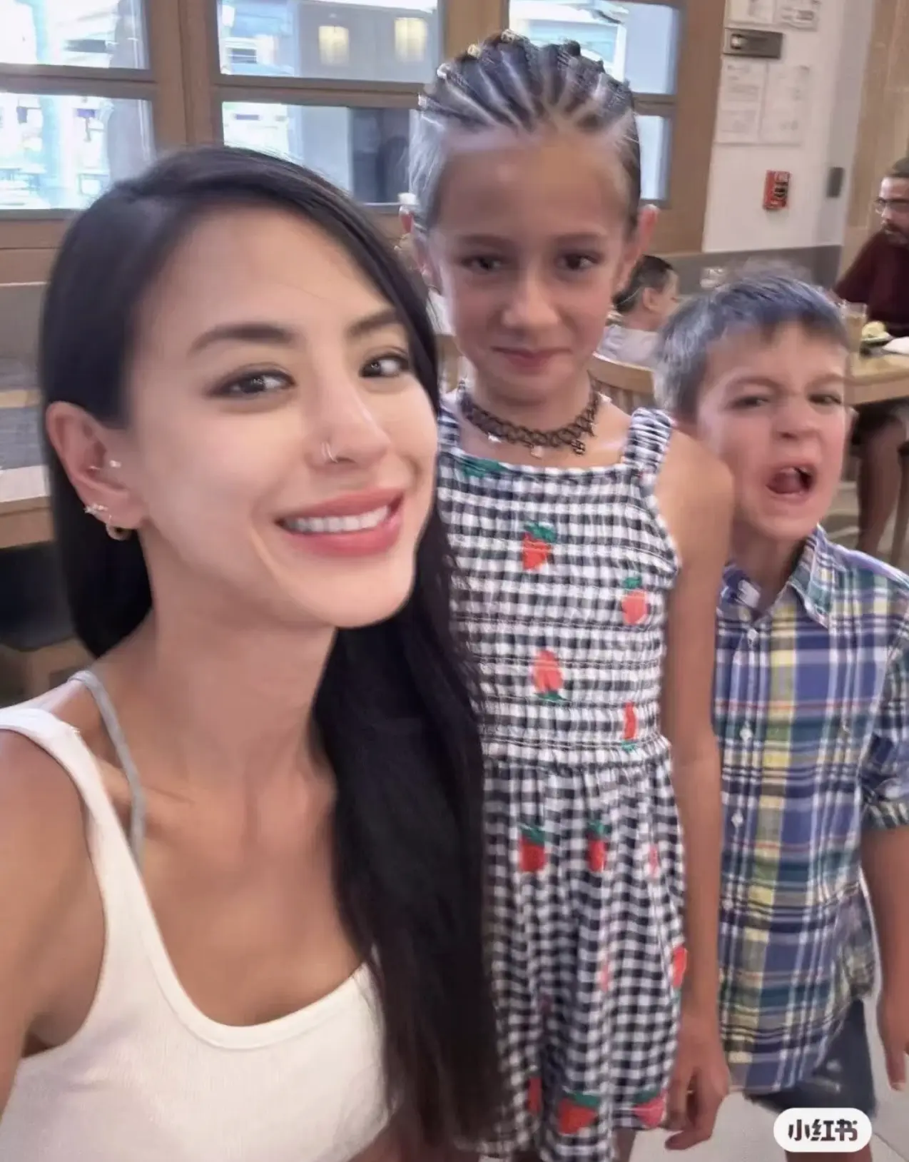 令人動容的是，年幼的 Carson 與 Mia 十分懂事，頻頻以「媽媽開心就好」「你們開心就好」等稚嫩言語支持母親的決定。(圖：江語晨@小紅書)