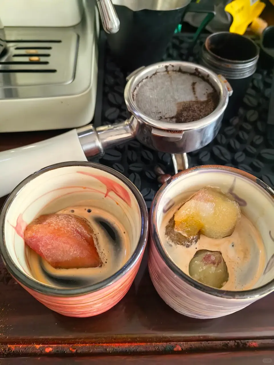 夏天喝冰美式像嚼苦藥，喝拿鐵又膩得發慌？ 凍水果+咖啡的組合簡直封神！（來源：小紅書）