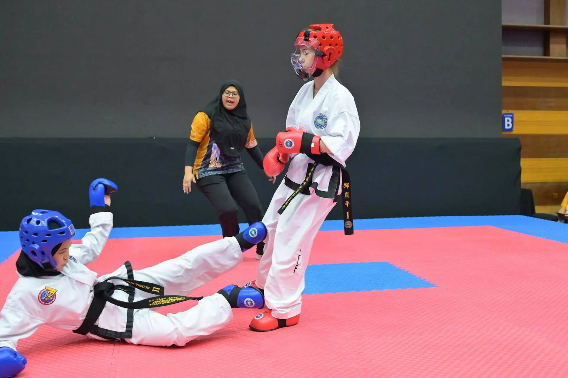 今年 8 月,她已在亞洲跆拳道 ITF 國際賽香港選拔賽中展現過人實力,主動從 48kg 組別越級挑戰 52-58kg 組別,最終以第一名的佳績斬獲代表香港出戰亞洲賽的資格。(圖:Larine 鄧月平@FB)