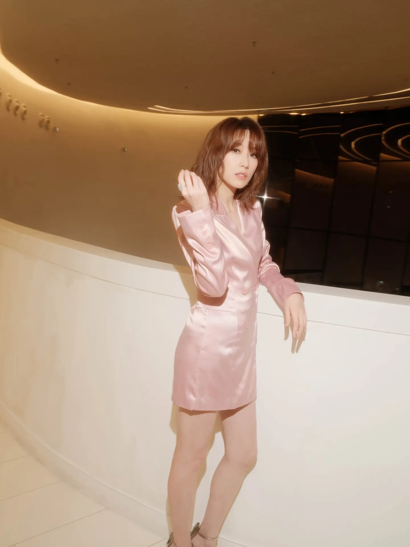 部分網民對姚子羚的新嘗試給予肯定，認為新髮型與以往風格截然不同，帶來耳目一新的感覺，更讚其「型格得黎又帶點溫柔」。(圖：姚子羚 Elaine Yiu@FB)