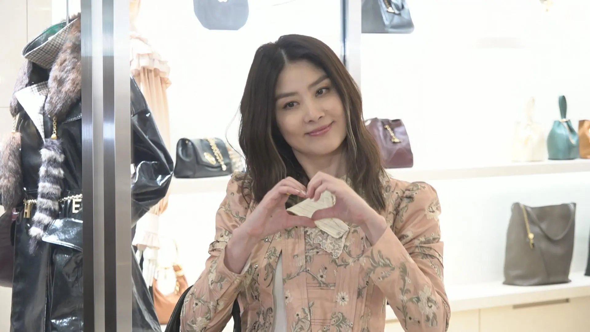 陳慧琳透露每月固定到內地巡演，剛結束東莞場，接下來 10 月 18 日將登陸佛山國際體育文化演艺中心，11 月 29 至 30 日再赴深圳灣體育中心開唱。(圖：視頻翻攝)