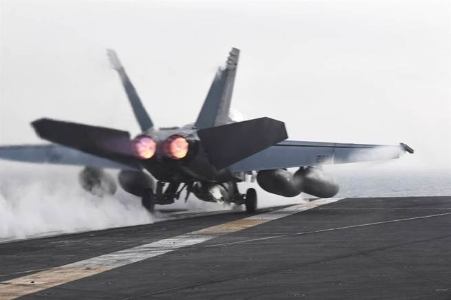 1架FA-18F戰機從美國海軍「杜魯門」號（USS Harry S. Truman，CVN 75）航母起飛的資料照。（美國海軍）
