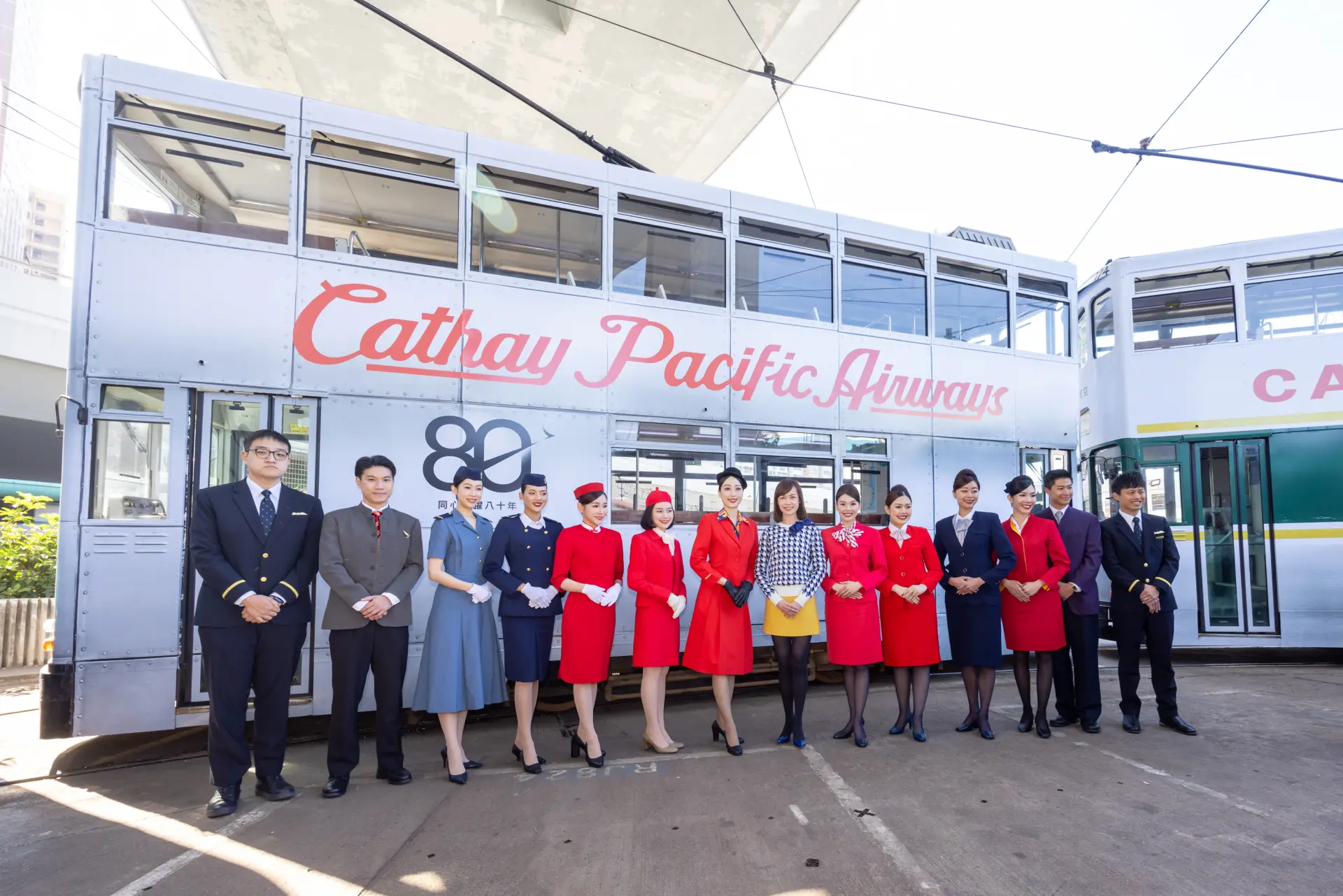 活動中，超過兩千名員工換上自一九四零年代至今的十款歷代制服，成為一道亮麗的風景線。 制服的演變從戰後受軍事風格影響的灰藍色調，到六十年代具代表性的紅色中式設計，真實呈現了品牌與香港社會審美的發展歷程。(圖：藍莓日報) 