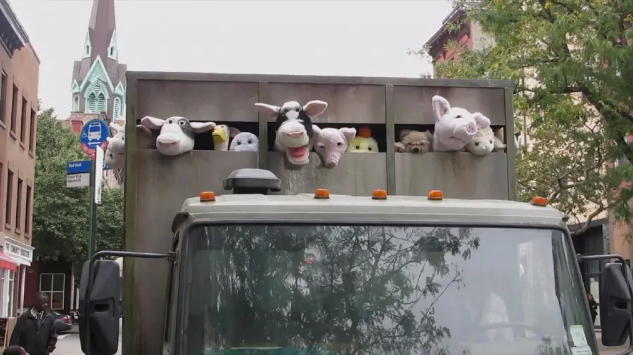 Banksy 的貨車闖紐約：毛絨玩具的尖叫，只有孩子聽懂了殘酷的封面圖片