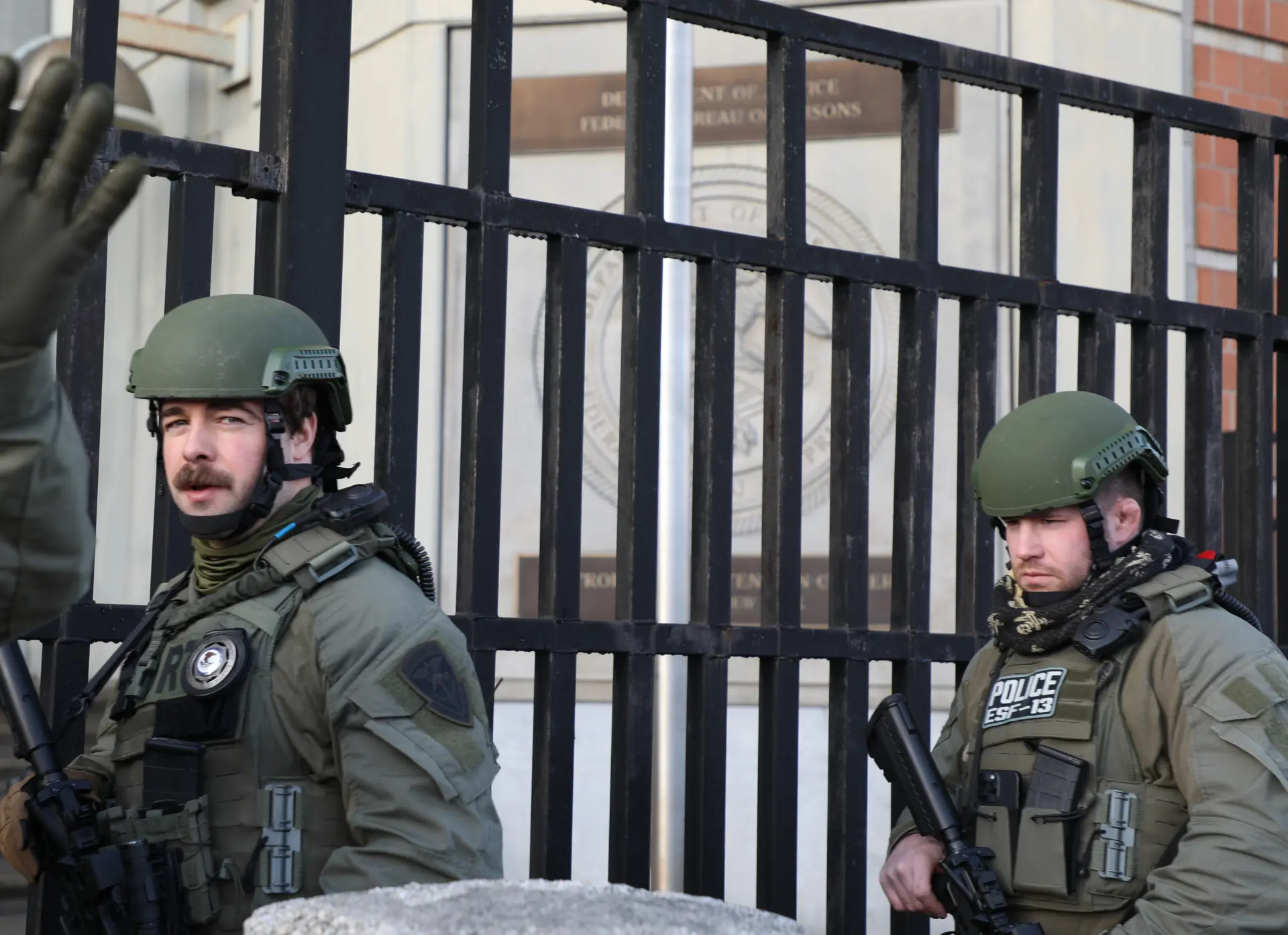 委內瑞拉有同樣情形的是，馬杜羅身邊的主要幕僚已被CIA滲透，才能讓這次行動如此順利。馬杜羅面臨「販毒恐怖主義」、「能源掠奪」等指控，被判終身監的可能性極高，除非他選擇成為「污點證人」，揭露與中俄合作的細節以換取減刑。(圖：新華社)