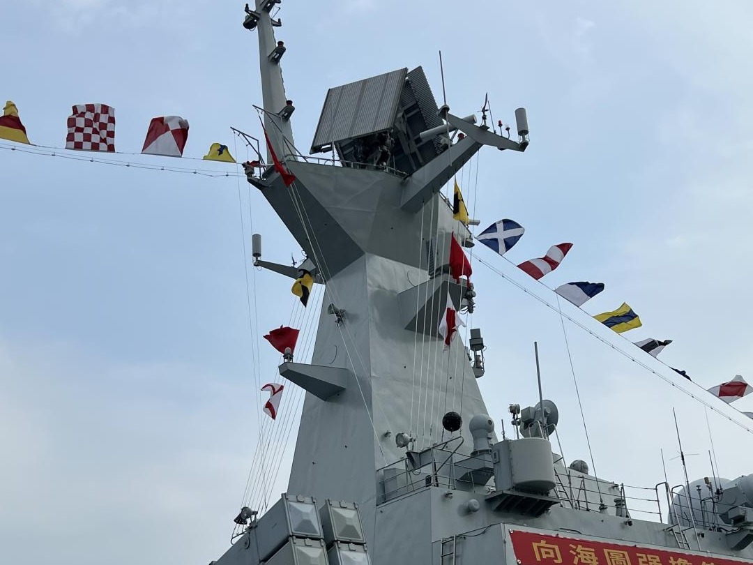 導彈護衛艦運城艦開放參觀，香港市民留言「我愛祖國」感謝艦隊。(圖:陳杰)