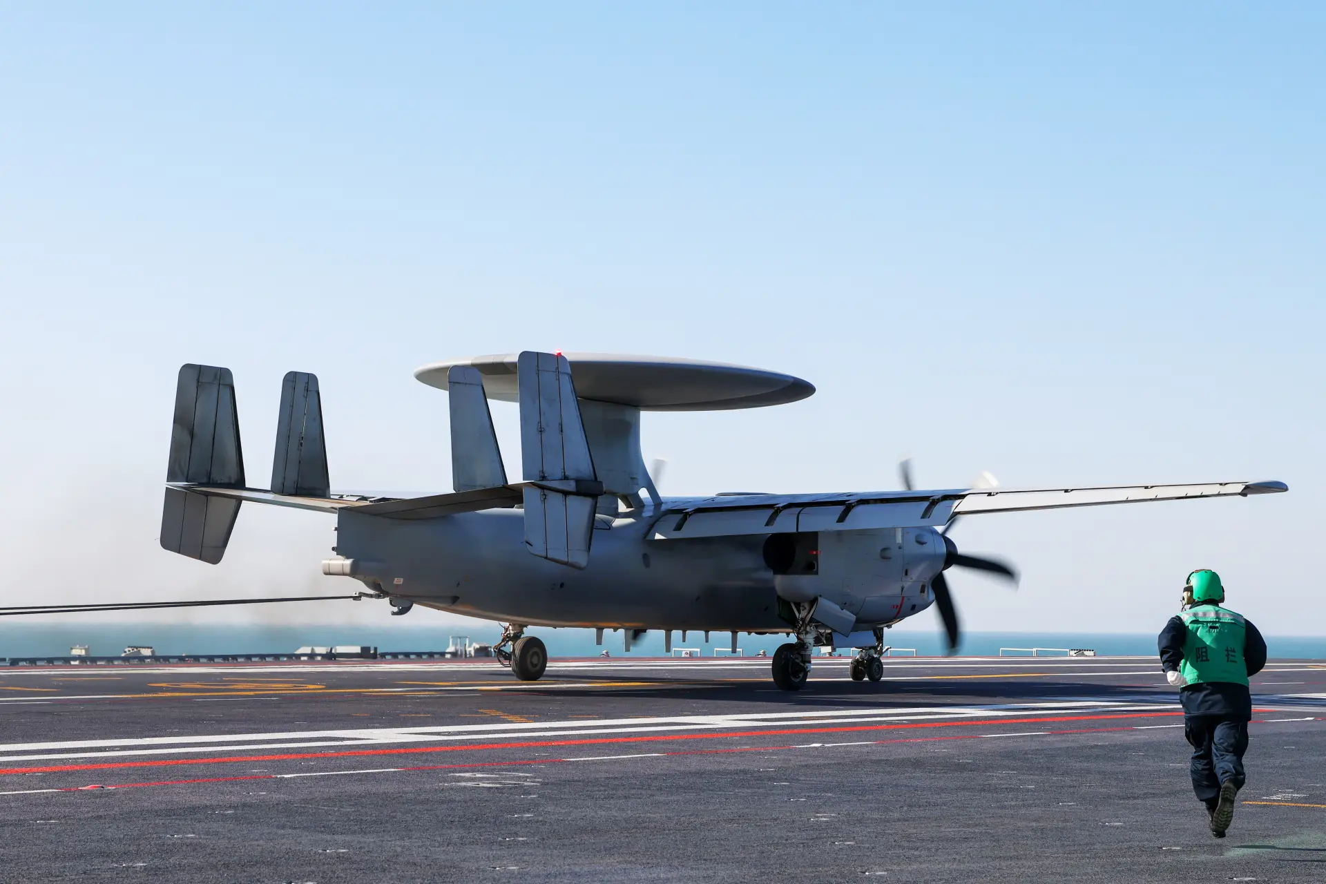 空警-600體積比空警-500A小，因為它要在航母甲板上完成起飛降落，長度和寬度都做出了調整。(圖：新華社)