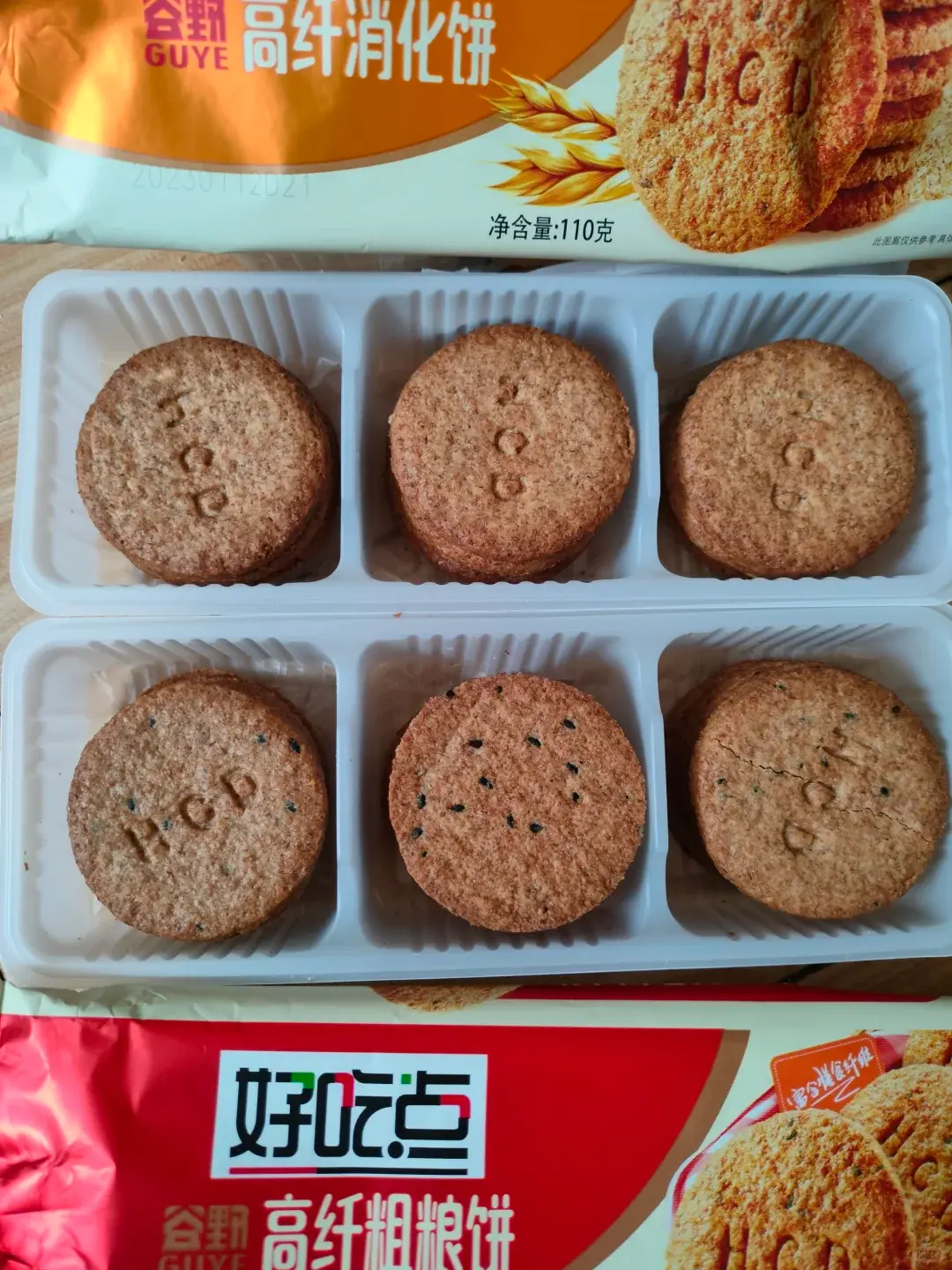 被當成減肥零食的「粗糧餅幹」，包裝上標著「全麥」「雜糧」，看似富含膳食纖維，實際上粗糧成分占比可能少得可憐。（示意圖來源：小紅書）