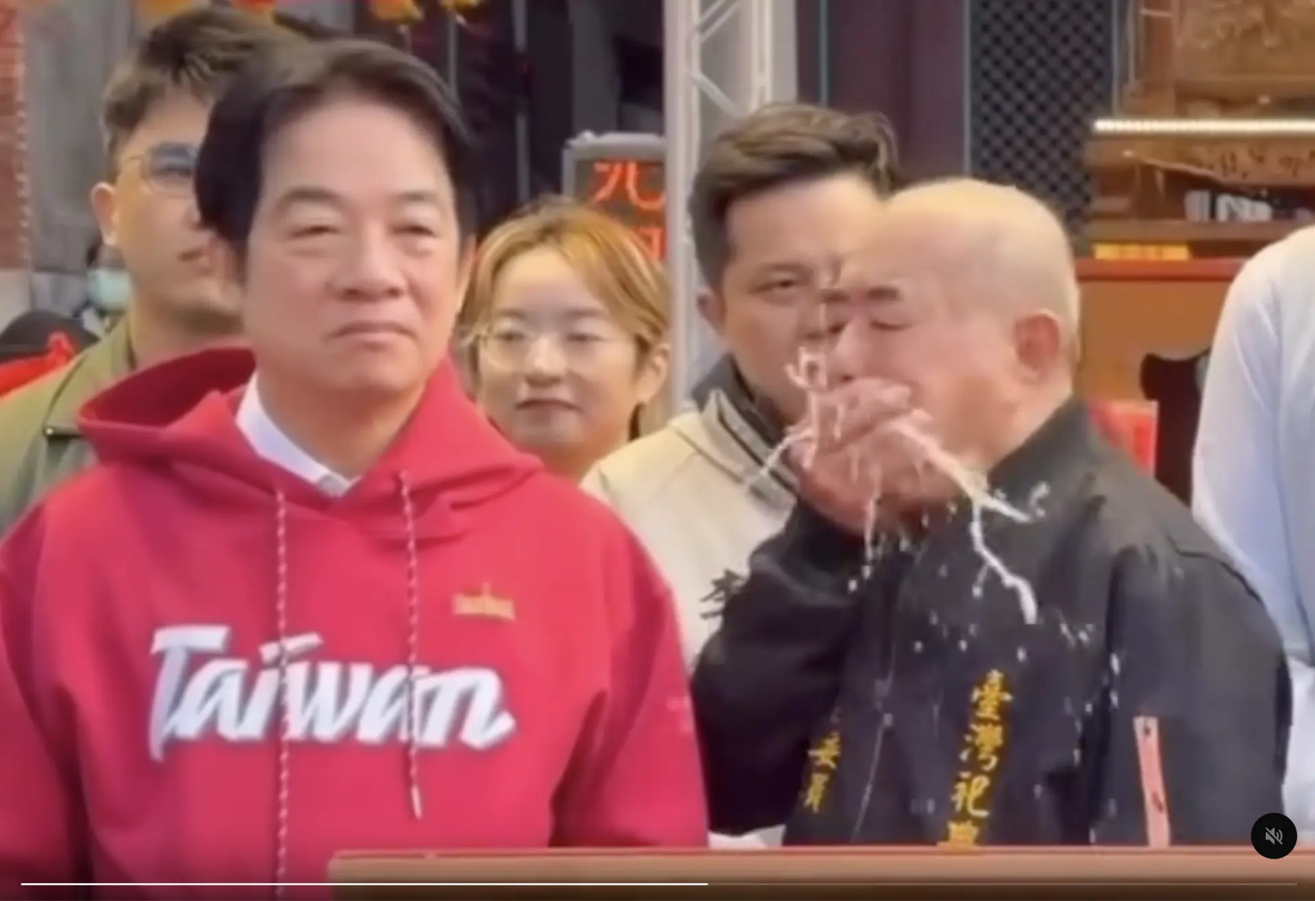 當時行程進行到陳亭妃致詞階段，陪同在旁的武廟主委林培火突然臉色慘白，隨即摀住口鼻劇烈嘔吐。由於事發突然，林培火的嘔吐物噴濺到賴清德的衣服上。(圖：lovecatgym@threads)