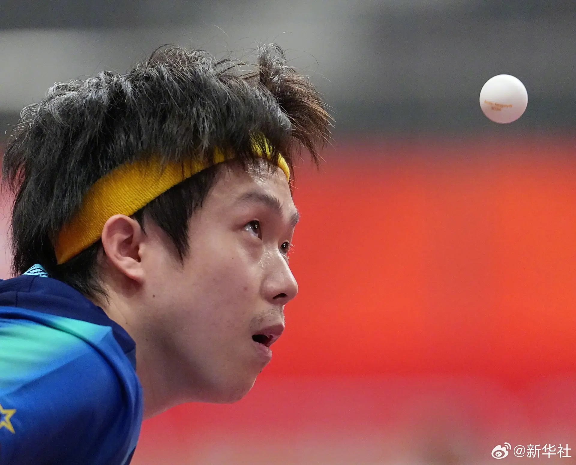 2026 愛知・名古屋亞運會乒乓球男子單打 1/16 決賽上演焦點戰，中國選手王楚欽以 4 比 2 擊敗泰國 16 歲小將提塔帕・普里查揚，順利挺進 16 強。(圖：新華社@微博)