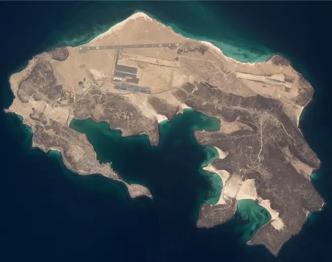曼德海峽扼住紅海南端入口，海峽入口處的丕林島（Perim，阿拉伯語發音Mayun）則是控制海峽的要塞。圖為9月11日攝得的丕林島衛星照片。（空中巴士Pléiades Neo衛星提供）