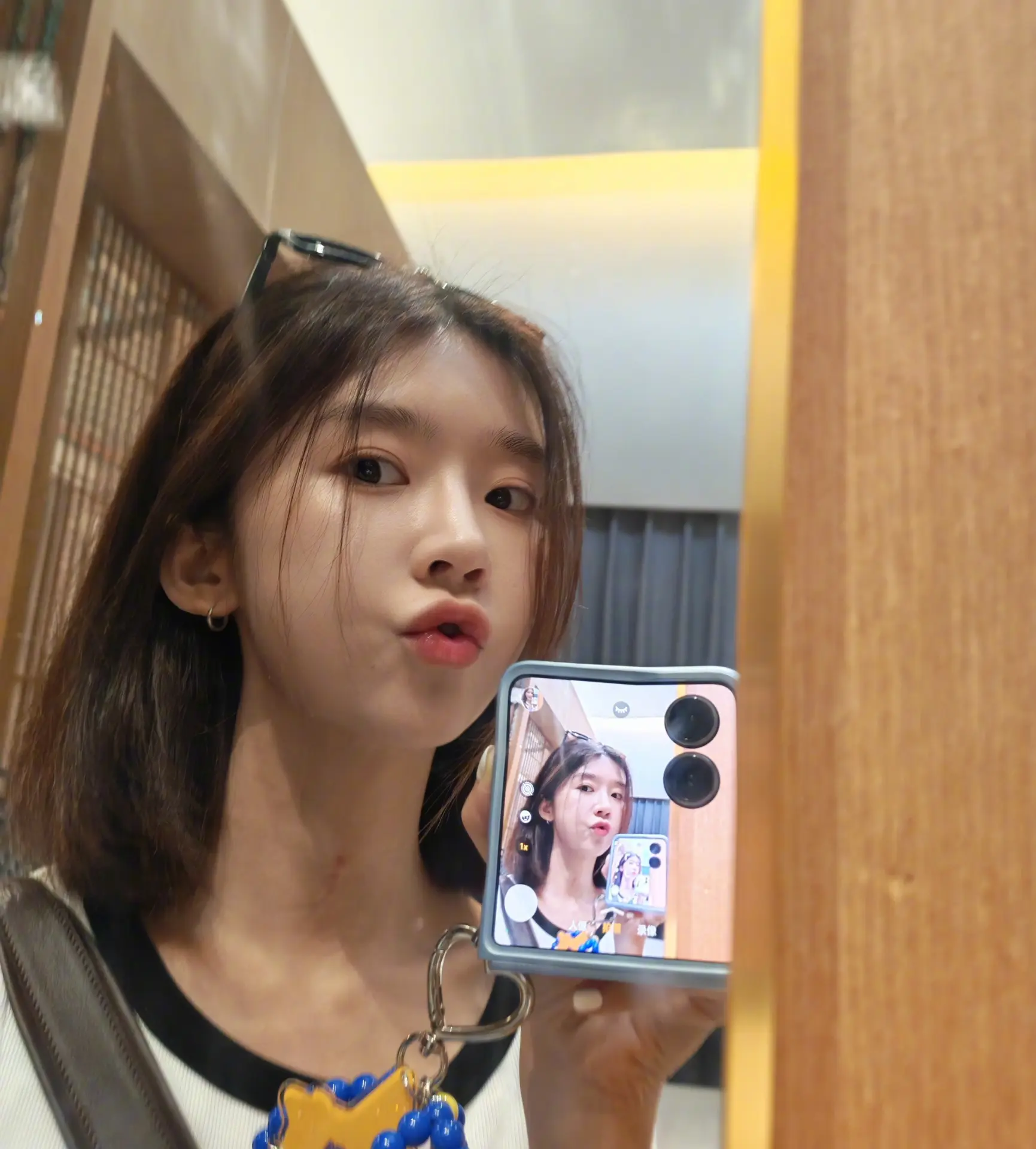 宋伊人的微博被大批網友湧入追問「聚餐究竟發生什麼事？」，超過萬則留言隨後遭到刪除。(圖:宋伊人的新浪微博)