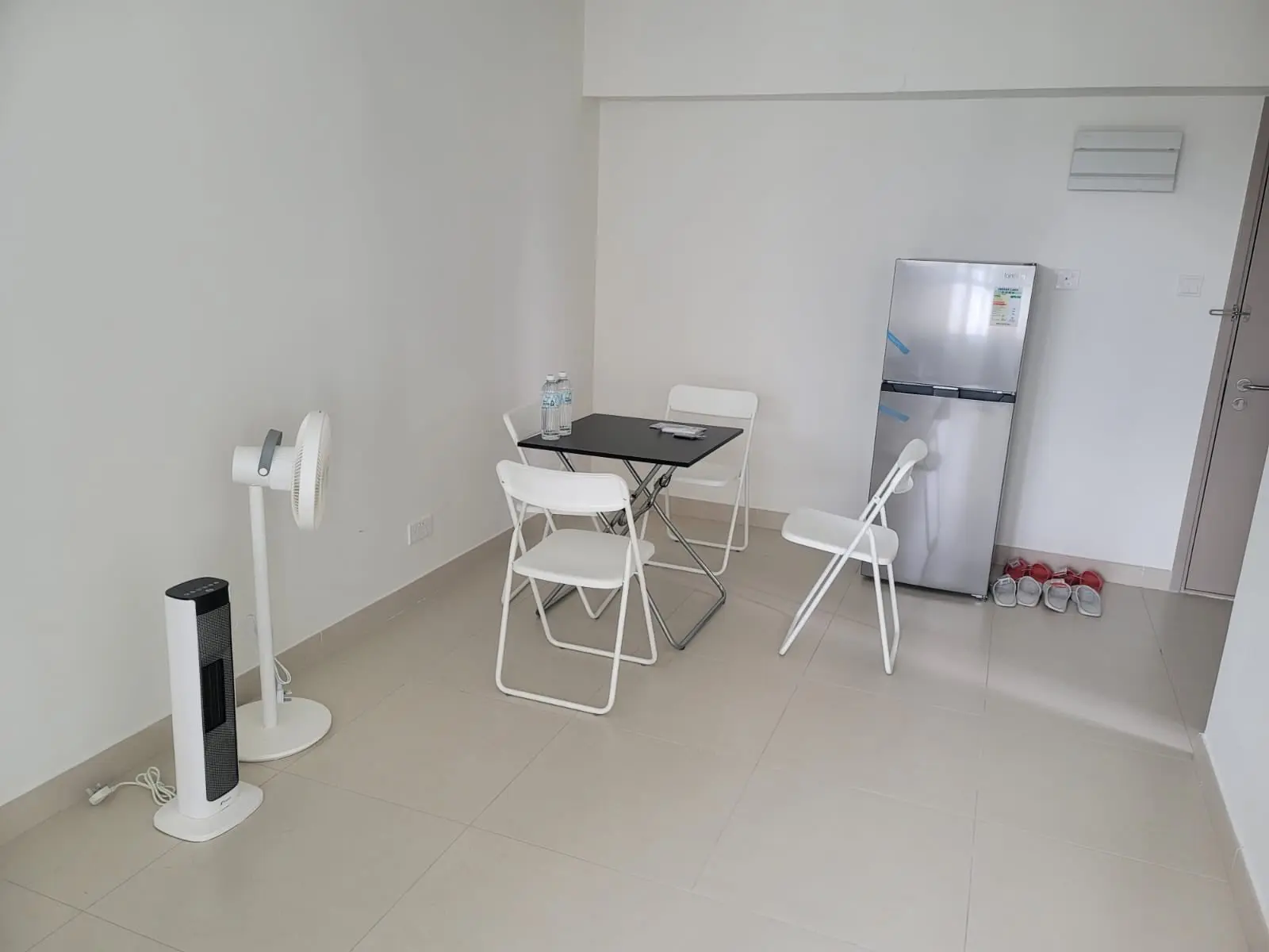 有3590名居民居於房屋局過渡性房屋、房協項目或屯門寶田中轉房屋單位。（房屋局網站）