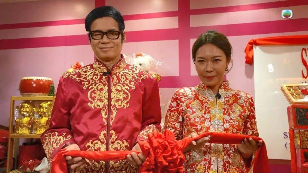 事實上，安德尊與宋芝齡共同主持《都市閒情》及《流行都市》多年，兩人在鏡頭前宛如歡喜冤家，時常鬥咀兼動手動腳，轉頭又能攬頭攬頸，親密互動早已深入民心。(圖：sungchihling@IG)