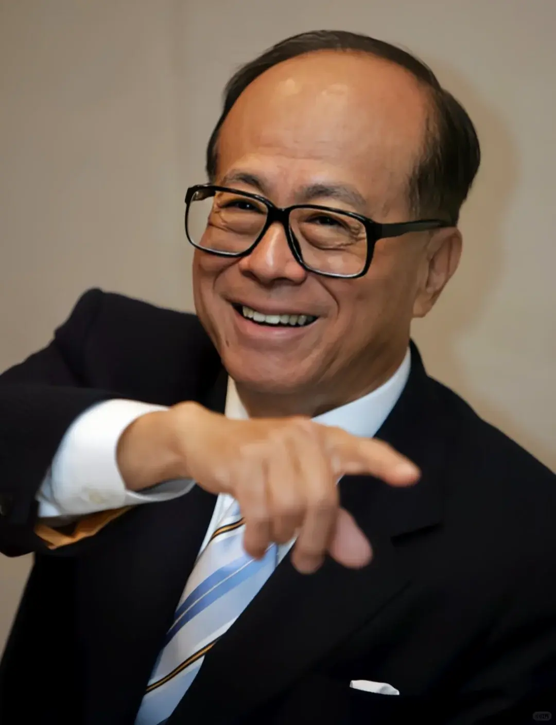 網路再傳98歲李嘉誠離世謠言，長實集團發聲明闢謠並譴責捏造假消息的自媒體。《富比世（Forbes）》釋出最新視訊畫面，李嘉誠與新加坡總理黃循財隔空同框，精神狀態良好。（來源：小紅書網友）