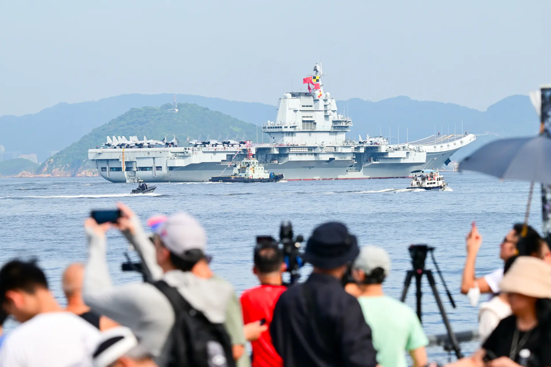 美國仍保持數量與經驗上的優勢，但中國依靠龐大的工業實力與造艦速度，正逐步改寫海權格局。(圖：新華社)