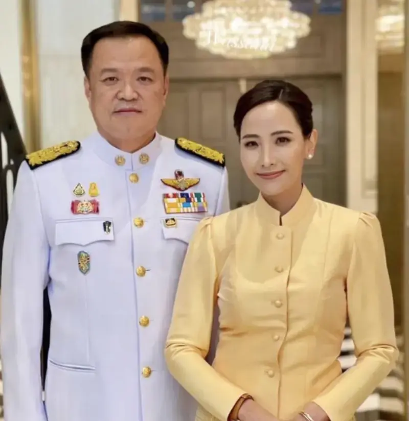 泰國新總理阿努廷(Anutin Charnvirakul)夫人塔南農·尼拉米特（Thananon Niramis），39歲華裔泰籍，從拉廊府求學到經營網紅咖啡館，憑才華獲關注，與阿努廷因公結緣，家庭生活溫馨，2022年出席王室宴會獲認可。（來源：新浪微博）