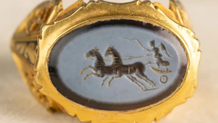 一夜逆轉人生！英國探寶人挖出1720年羅馬金戒，房貸直接還清的封面圖片