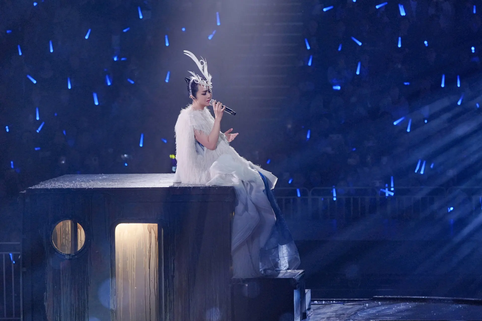 早在演唱會開場前，主辦單位便對外宣布了重磅消息：楊千嬅與團隊主動捐出200萬港元，將透過東華三院專項用於支援大埔火災受災家庭。(圖：網絡截圖)