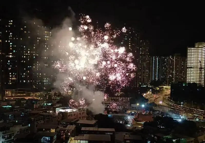 大年初一新界多區有人偷放煙花，元朗鬧市連發十數響，屯門連珠炮發。(FB)