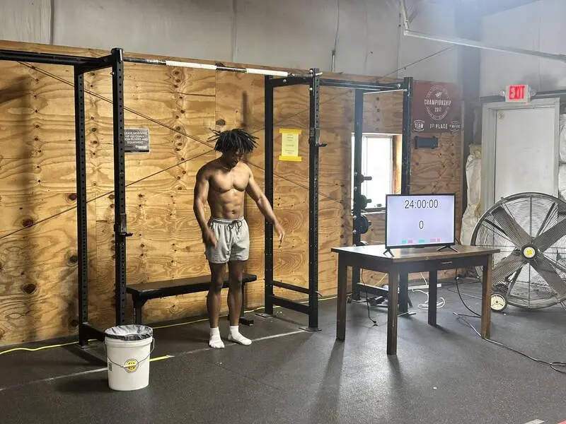 美國22歲男子迪拉德（Xavier Dillard）24小時內拉單槓1萬2412次，打破墨西哥男子薩帕塔（Enrique Zapata）創下的金氏世界紀錄，目前正等待官方認證。（來源：Hannah DeVore@FB）