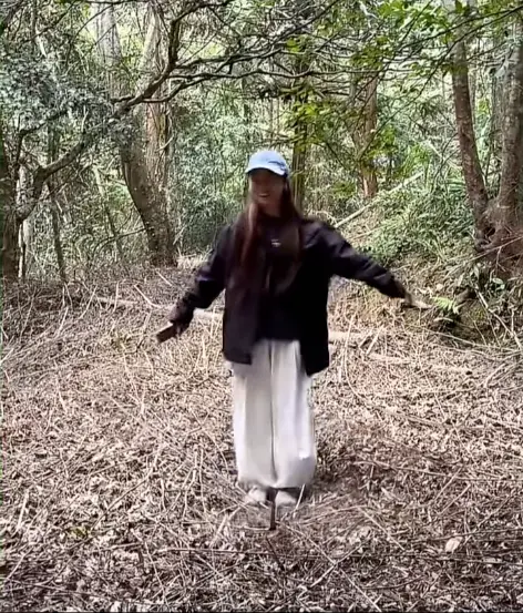 中國江西上饒李女士與朋友进山徒步,誤將蛇窩當「野生蹦床」蹦跳,遇蛇後無信號下狂奔1.5小時撤離。(視頻截圖來源:小紅書)