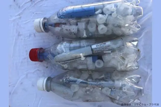 日本的回收箱屢現裝有注射針的寶特瓶等醫療廢物，清運與分揀人員面臨刺傷、感染風險。（來源：リサイクル・プラザJB）