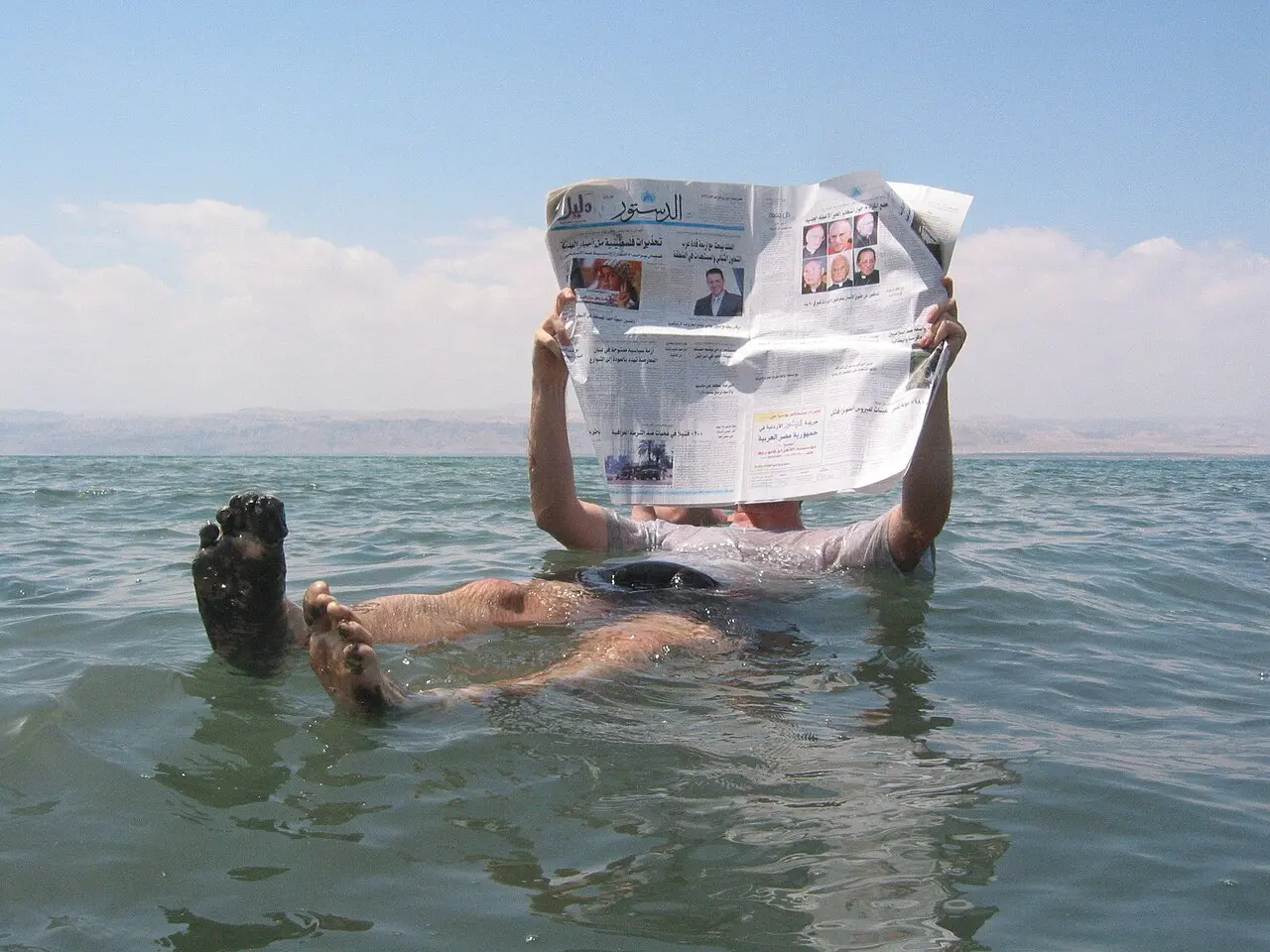 眾多旅客心中永遠留著一幀畫面：仰躺飄浮在死海海面，不用費力便能隨鹹水輕輕浮起，這座全球海拔最低的鹹水湖，向來是中東標誌性觀光地標。（來源：wikipedia）