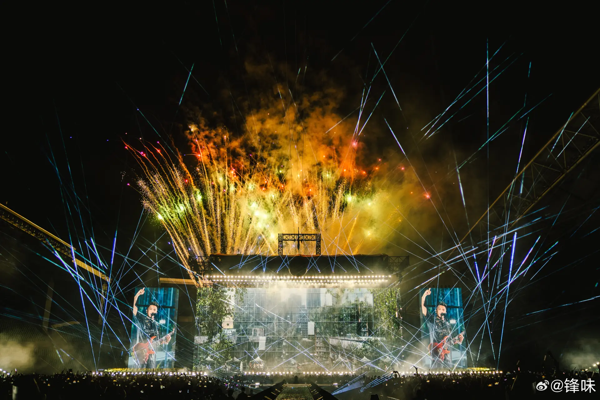 《Evolution Nic Live 謝霆鋒進化演唱會》在廣州大學城體育中心體育場震撼上演。(圖：謝霆鋒的新浪微博)