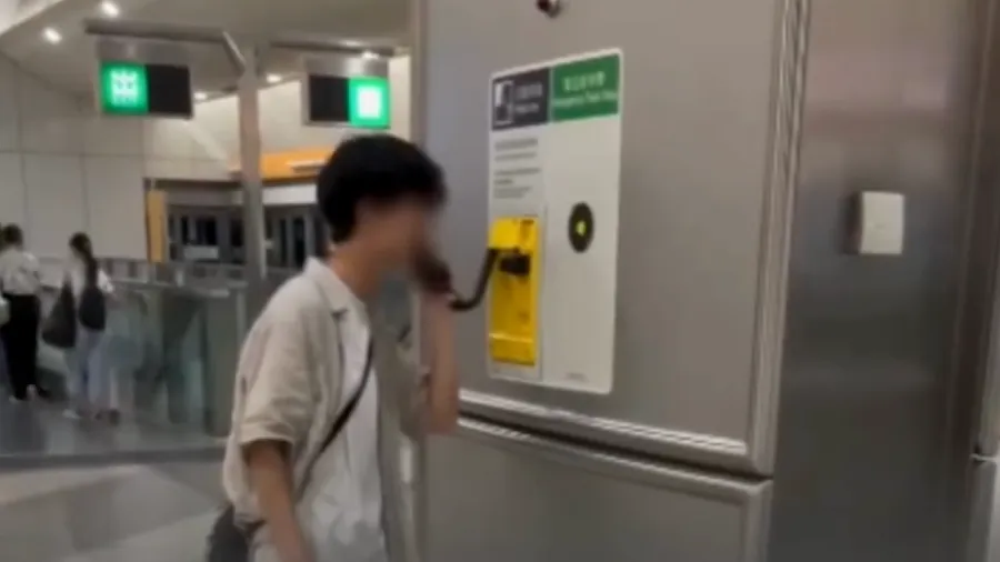 「報警拉我啦！」港鐵召援專綫淪拍片道具？天水圍站白衣青年拔足狂奔離場 恐違附例最高罰 5 千的封面圖片