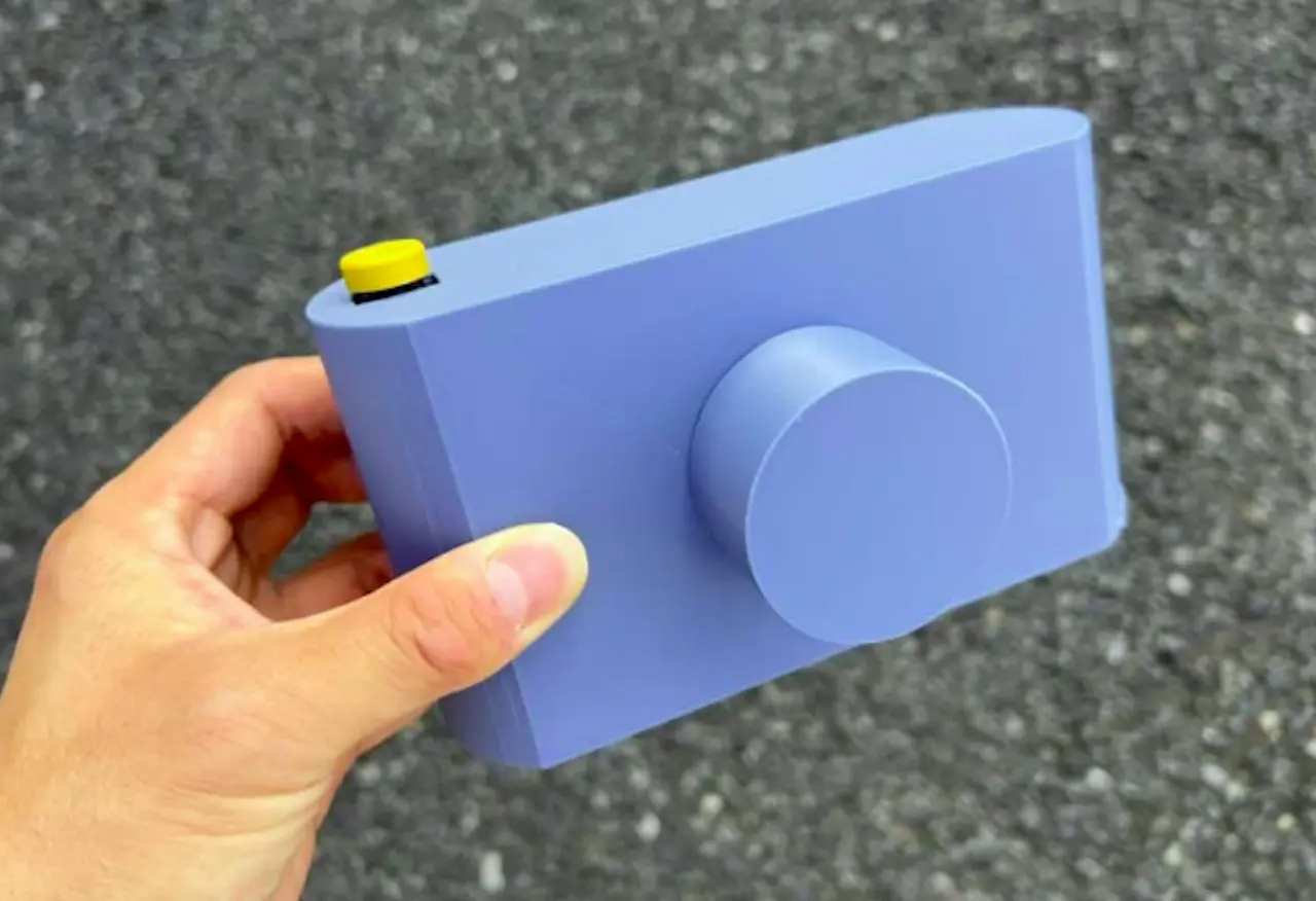 這台「回憶相機」最早在Maker Faire Tokyo 2025展覽亮相時，就因沒有鏡頭的奇特造型吸睛無數。（來源：kasanetarium@X）