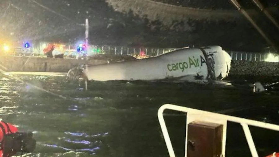 香港機場罕見事故 阿聯酋貨機衝出跑道墮海 地勤連人帶車被撞兩人不治的封面圖片