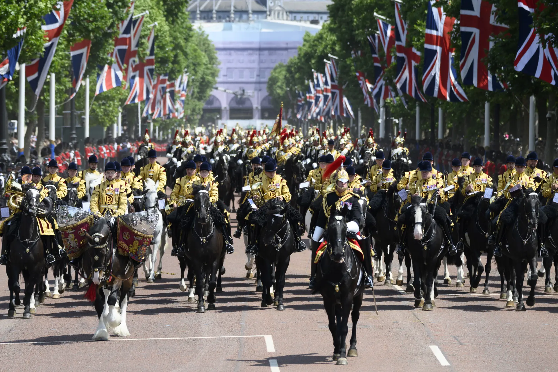 這位未來君主強調，會質疑傳統的現實意義：「審視傳統時要思考，它是否仍適用於今天？是否能發揮最大影響力？」(圖：新華社)