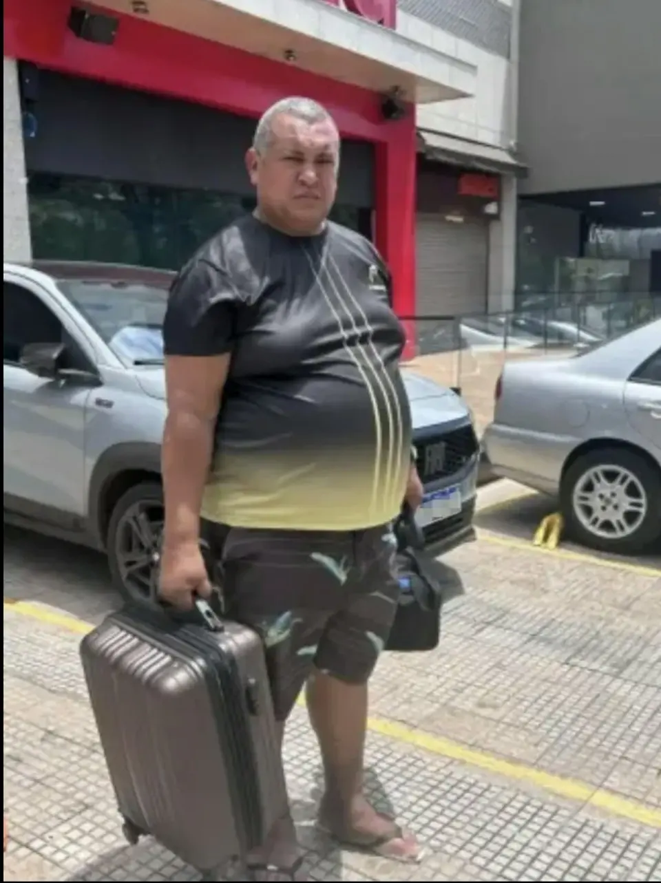 巴西49歲砌磚工馬丁斯（Edimar Martins）認識TikTok上AI生成的女子奧利維拉（Jéssica Oliveria），變賣所有家當，搭車跨越近2000公里赴約，抵達後才發現對方並非真人，身無分文的他獲社工協助返鄉，仍打算再到當地尋覓伴侶。（來源：網絡）