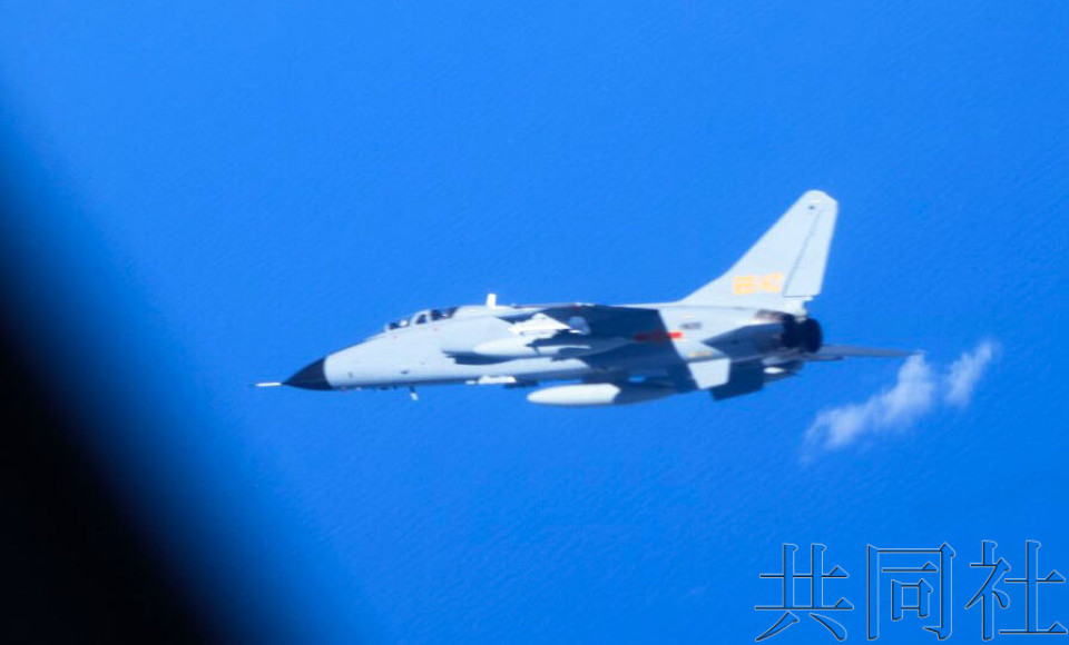 日本防衛省發佈的驅離日本航空自衛隊YS-11EB電子偵察機的中國軍方殲轟-7戰鬥轟炸機。