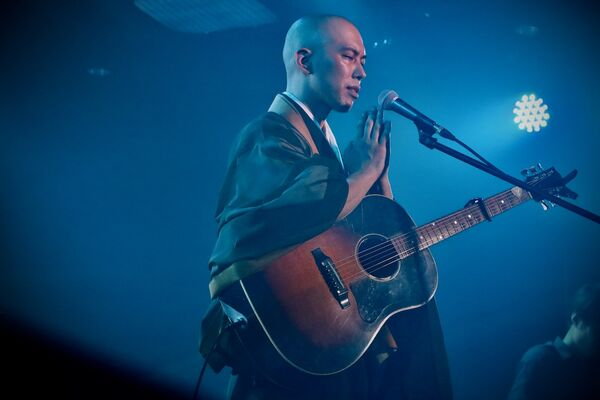 來自日本的藥師寺寬邦身兼僧侶與音樂家，將佛經與電音結合，組建「喫茶去」樂隊巡迴演出。（來源：醒醒音樂節）