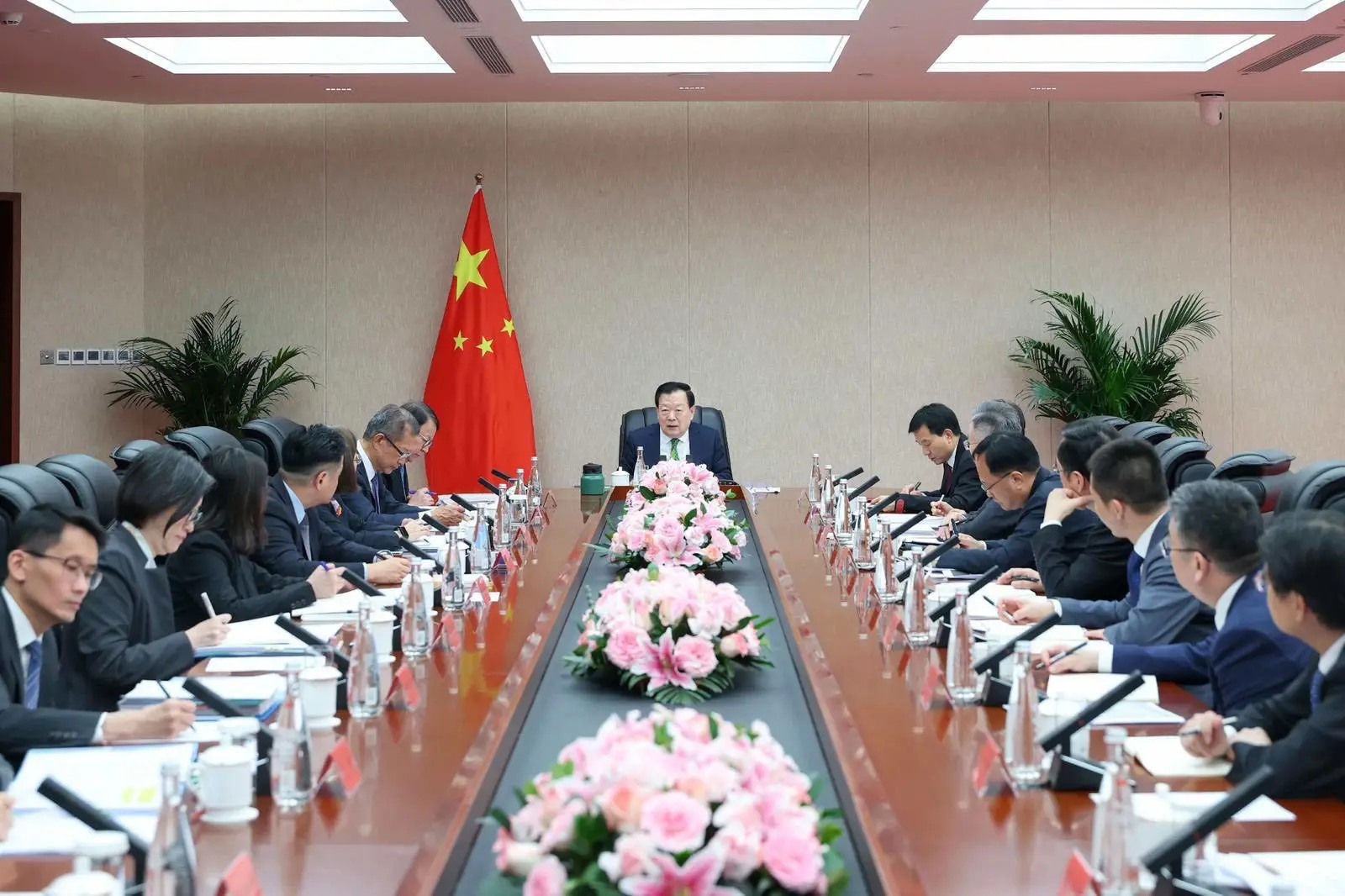 夏主任指出，大埔火災發生後，一些別有用心的人把災情政治化，妄圖「以災亂港」，再一次告訴我們，香港由治及興的道路上還會有各種風險挑戰。(圖：政府新聞網@FB)