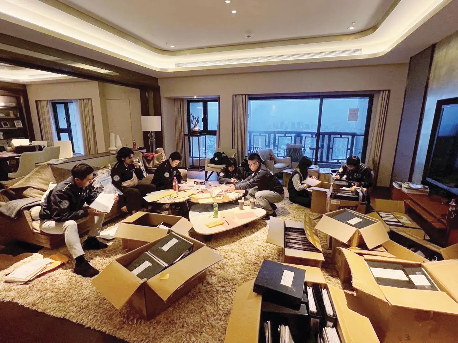 台灣檢警調去年底搜索陳志位在台灣據點，查扣市值45億元新台幣的不動產、名車與現金。（翻攝畫面）