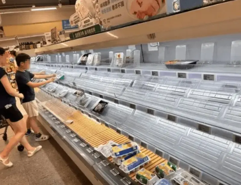 杭州市內超市的蔬菜、熟食、鮮肉，甚至連泡麵區都已被搶購一空。(網絡照片)