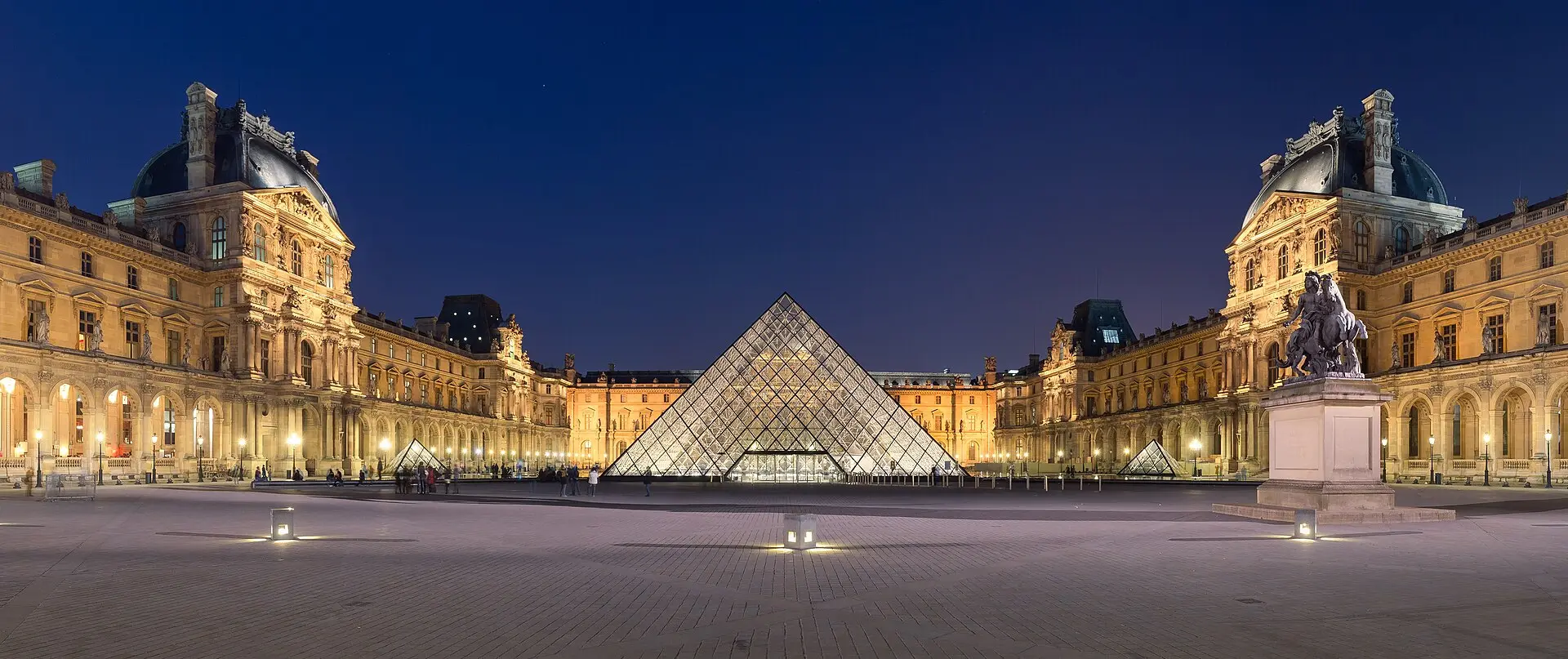 羅浮宮博物館（Louvre Museum）珠寶竊案屆滿一周年，四名主嫌雖已落網羈押，但八件皇室珍寶依舊失蹤。專家推測珠寶可能被埋入地下或封進牆體，尋回時機仍是未知數。（來源：wikipedia）