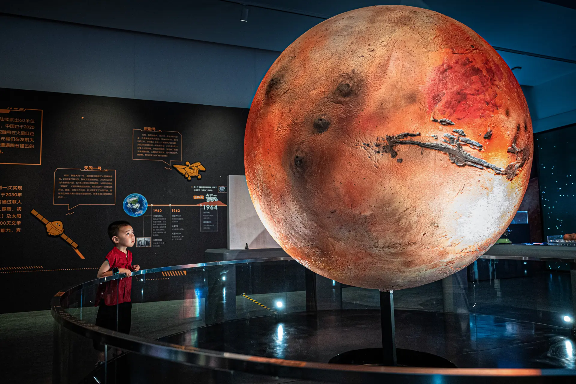 美國的最終目標是在月球南極建立一個「可持續的太空基地」，因為月球南極每年約有200天的日照，可以用太陽能儲存水冰資源，利用水冰製造氧氣與氫燃料。最終將百萬噸貨物和上百萬人類送往火星移民，建立一個自給自足的火星城市。(圖：新華社)